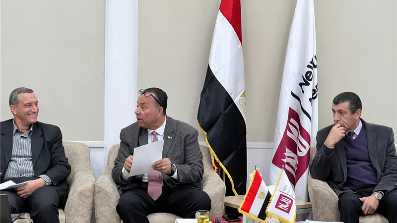 رئيس جامعة المنصورة الجديدة يعقد اجتماع مجلس العمداء ومديري البر