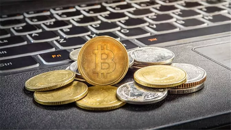 خبير تكنولوجيا المعلومات يحذر من خطورة العملات المشفرة