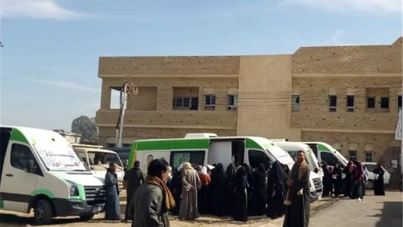 الكشف وعلاج ١٣٨٠ مواطنا فى قافلة طبية مجانية بالسمطا