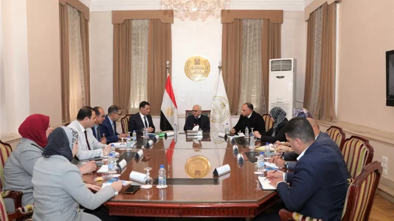 وزير التعليم يلتقي قيادات الهيئة العامة لمحو الأمية بسرس الليان