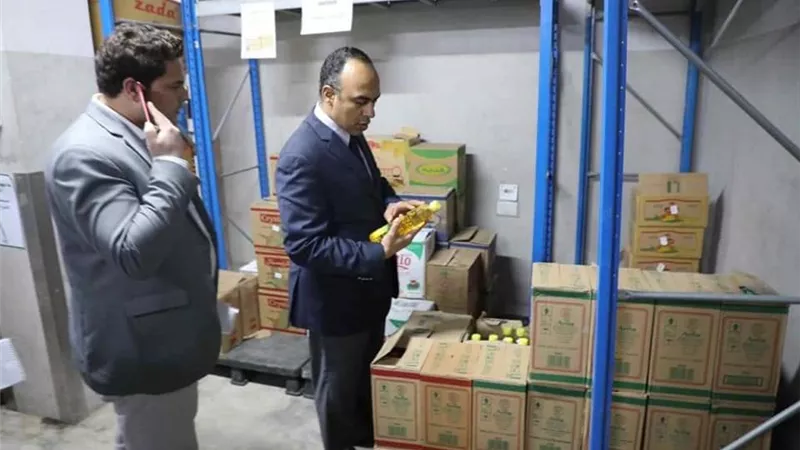 نائب المحافظ يقود حملة لضبط الأسعار بمدينة المنيا الجديدة