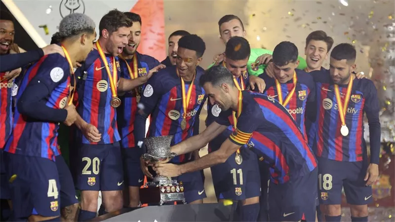 رغم العرض المغري.. قائد برشلونة يرفض الانتقال للنصر السعودى