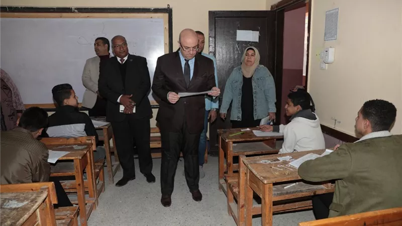 محافظ بني سويف يتفقد لجان امتحانات الشهادة الإعدادية