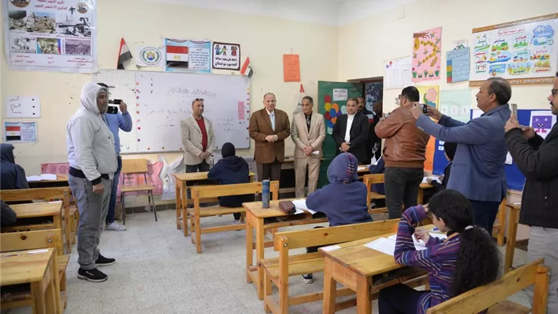 محافظ أسيوط يتفقد لجنتي مدرستي الوحدة العربية ودرية الحسيني