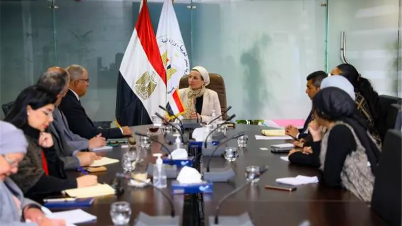 وزيرة البيئة تبحث مع اتحاد الصناعات سبل تحقيق التنمية الاقتصادية