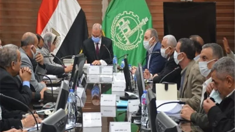 الهجان يناقش حل أزمة المخلفات بمدينتى القناطر الخيرية وقليوب