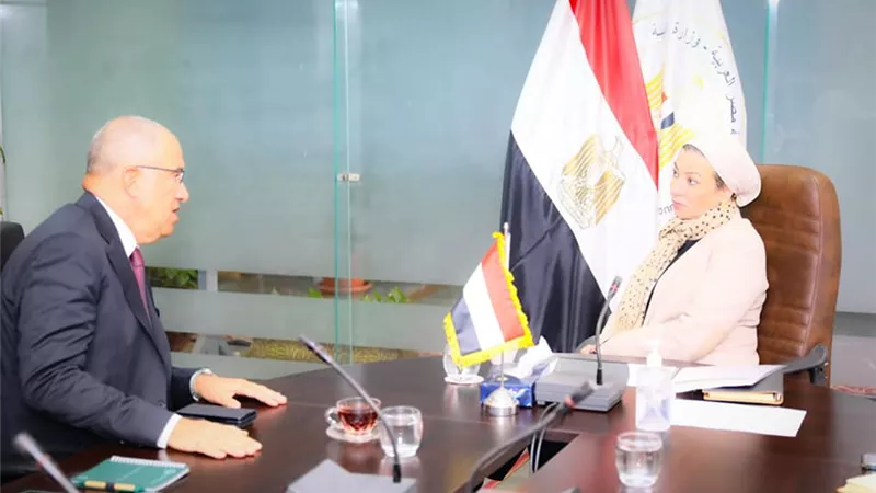 البيئة تبحث مع اتحاد الصناعات التنمية الاقتصادية المتوافقة بيئيا