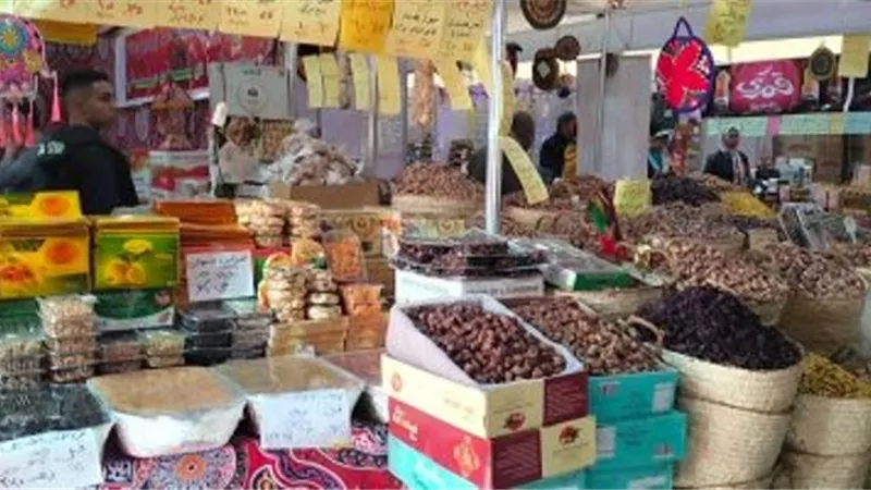 إقبال كبير على شراء السلع والمنتجات بمعارض أهلا رمضان في بني سويف
