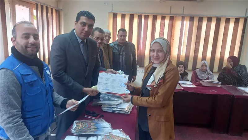 القوى العاملة تسلم شهادات خريجي 7 دورات تدريبية بسوهاج