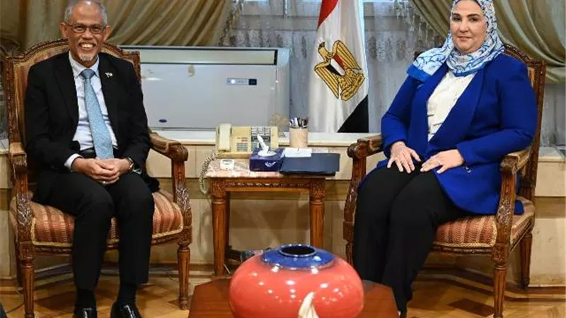 القباج و ذو الكفل بسنغافورة يستعرضان البرامج الداعمة للأسرة