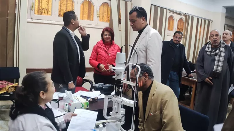 مديرية التعليم بقنا تنظم قافله طبية للكشف على عيون العاملين
