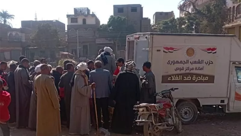 سيارات الشعب الجمهوري المتنقلة تجوب قرى قوص لتوفير السلع