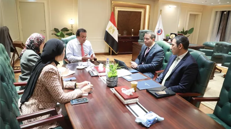 وزير الصحة يبحث مع ممثلي صندوق مصر السيادي فرص الاستثمار