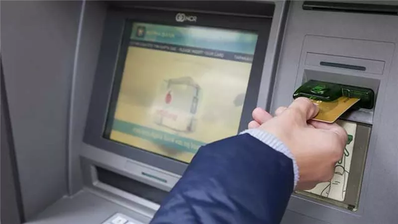 ضبط سيدة تخصصت في سرقة بطاقات الصراف الآلي من المواطنين بالغربية