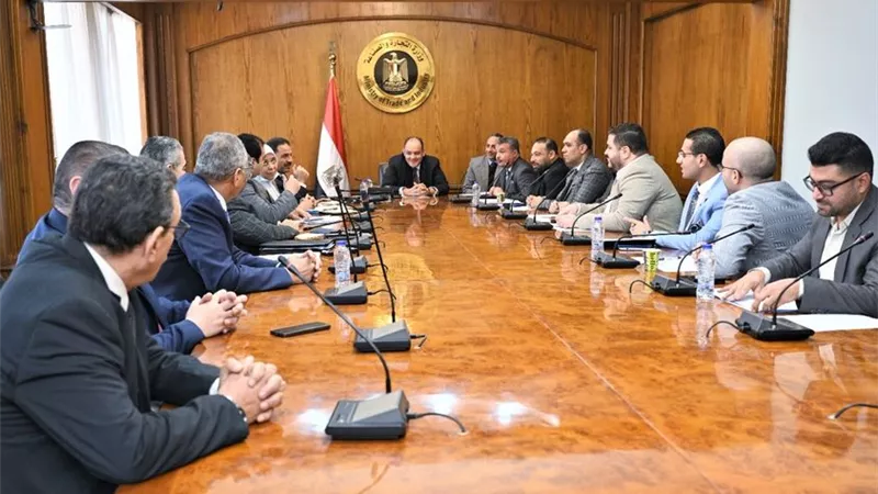 وزير التجارة يستعرض جهود الوزارة للتعامل مع تحديات القطاع الصناعى