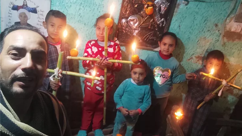 أقباط الأقصر يحتفلون بعيد الغطاس ويزينون منازلهم بشموع البرتقال