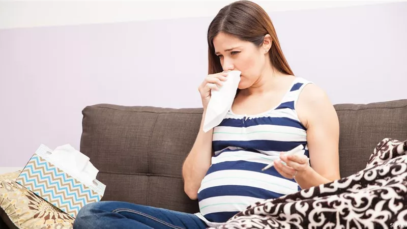 أخصائي أمراض باطنة يقدم نصائح لحماية الحوامل من نزلات البرد