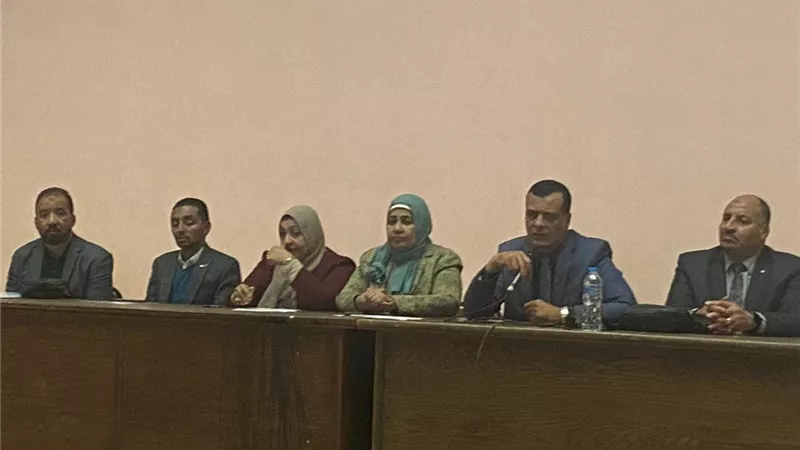 وكيل وزارة التعليم بقنا يعقد اجتماعا استعدادا لامتحانات الاعدادية