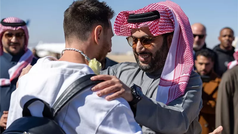 تركى الشيخ يستقبل ميسى بالسعودية