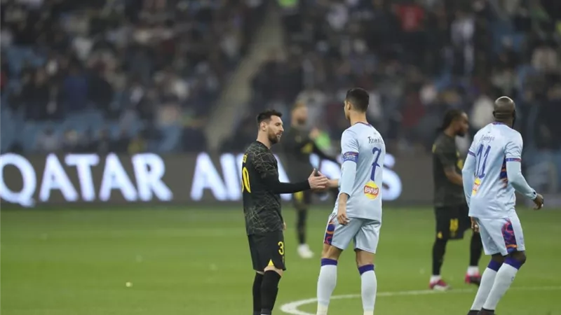 باريس يتوج بكأس موسم الرياض بعد فوزه على نجوم الهلال والنصر