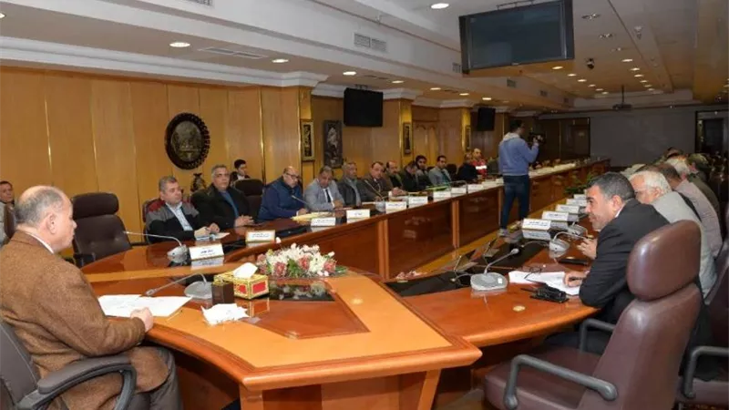 محافظ أسيوط يوجه بفتح منافذ وشوادر 