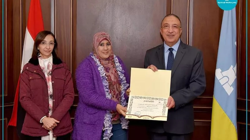 محافظ الاسكندرية يكرم مدير خدمة المواطنين بالمنتزة ثان