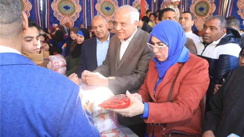 محافظ الجيزة يتفقد منفذ بيع السلع الغذائية بأوسيم..صور