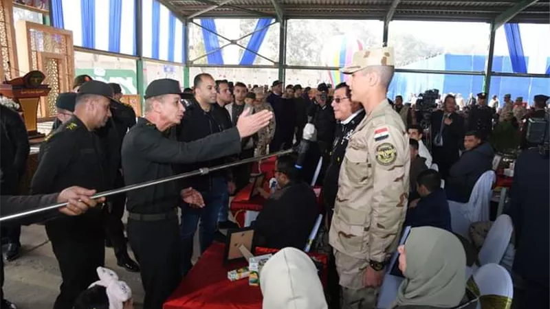 وزير الدفاع يتفقد الكلية الحربية ويلتقى الطلبة المستجدين وأسرهم
