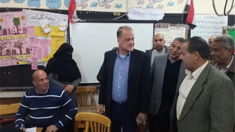 مدير تعليم الإسماعيلية يتفقد كنترول الشهادة الإعدادية..صور