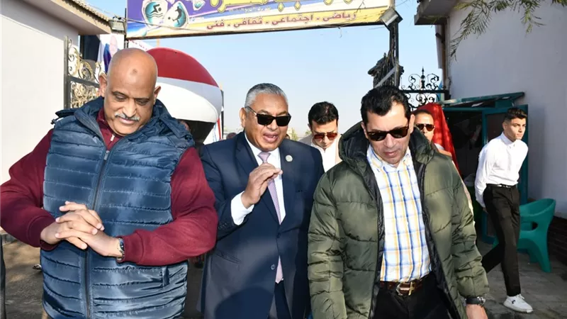 وزير الرياضة يفتتح مجمع حمامات السباحة بمركز شباب المعصرة..صور