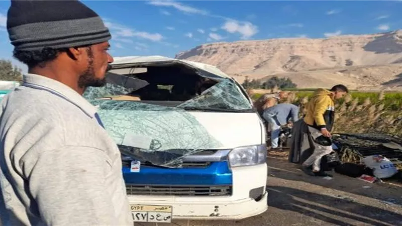 إصابة 12 إثر انقلاب سيارة ميكروباص على طريق نجع حمادي