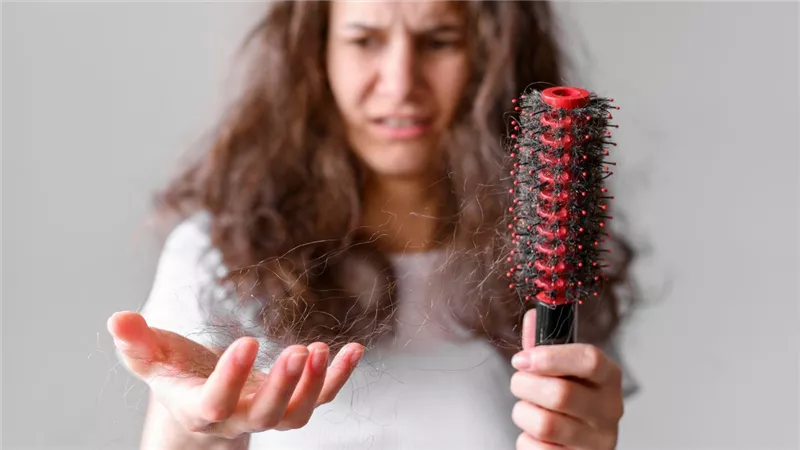 عادات يومية تسبب تساقط الشعر