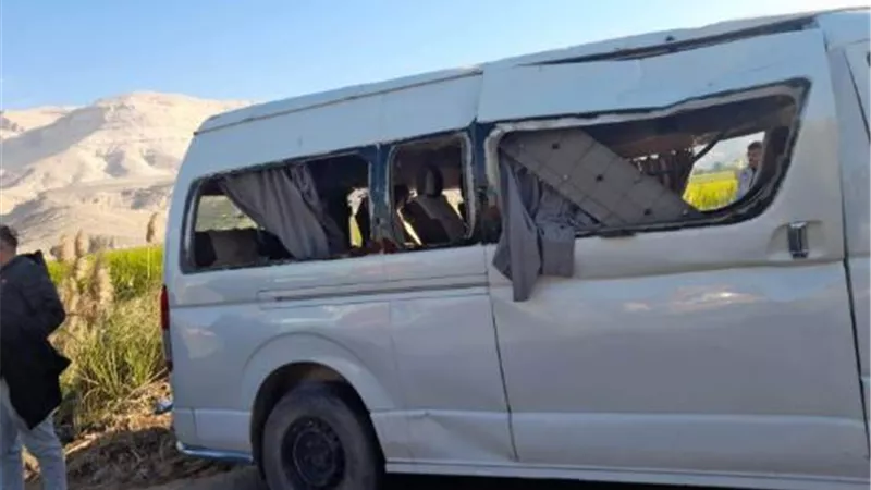 أسماء المصابين في انقلاب سيارة ميكروباص سياحى بنجع حمادي