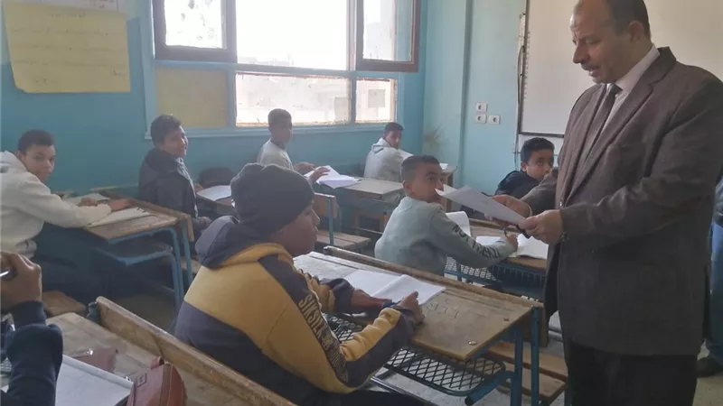 وكيل وزارة التربية والتعليم بالأقصر يتفقد لجان الشهادة الإعداديه