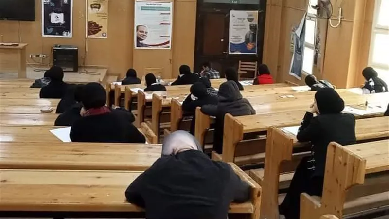 طلاب إعلام بنى سويف بالاسود حدادا على زميلهم