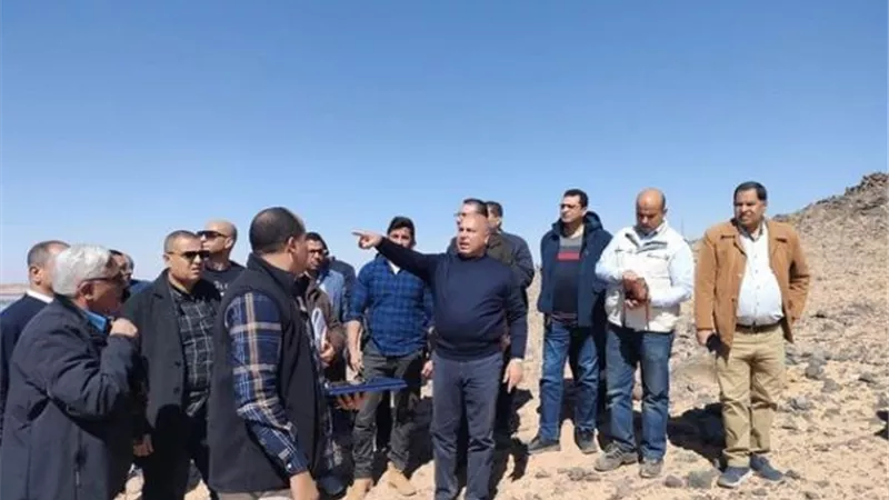 وزير النقل يتفقد مواقع العمل بالخط الثاني للقطار الكهربائي السريع