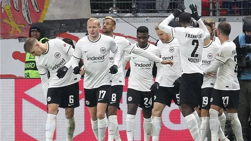 فرانكفورت يفوز علي شالكه ويقتنص وصافة الدوري الألماني