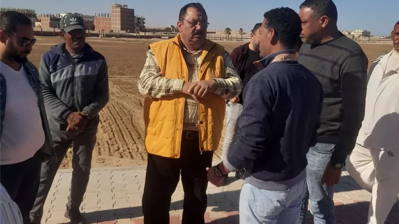 رئيس مدينة سفاجا يتفقد أعمال إنشاء ممشى سياحي بمنطقة كيلو ٨