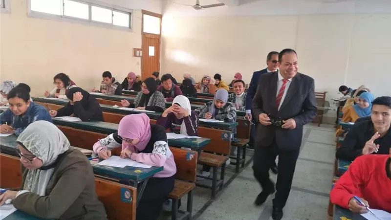 تربية المنيا تواصل أداء امتحانات الفصل الدراسي الأول