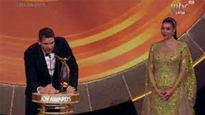 ياسمين صبرى تقدم جائزة أفضل ممثل لـ احمد عز بحفل joy awards