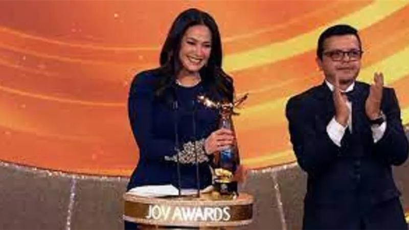 محمد هنيدي يسلم هند صبري جائزة أفضل ممثلة بحفل joy awards