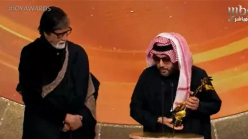 تركي آل الشيخ يسلم أميتاب باتشان جائزة الإنجاز مدى الحياة..صور