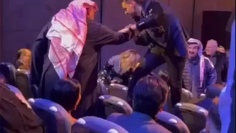 رامز جلال يمشي فوق الكراسي ويتخطى الجالسين والسبب وعد..صور