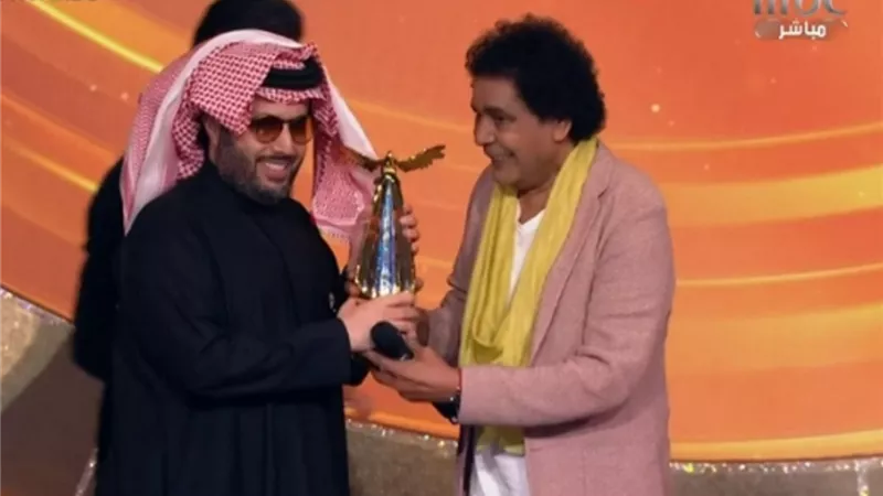 تركي ال شيح يمنح الكينج محمد منير جائزة صناع الترفيه الفخرية