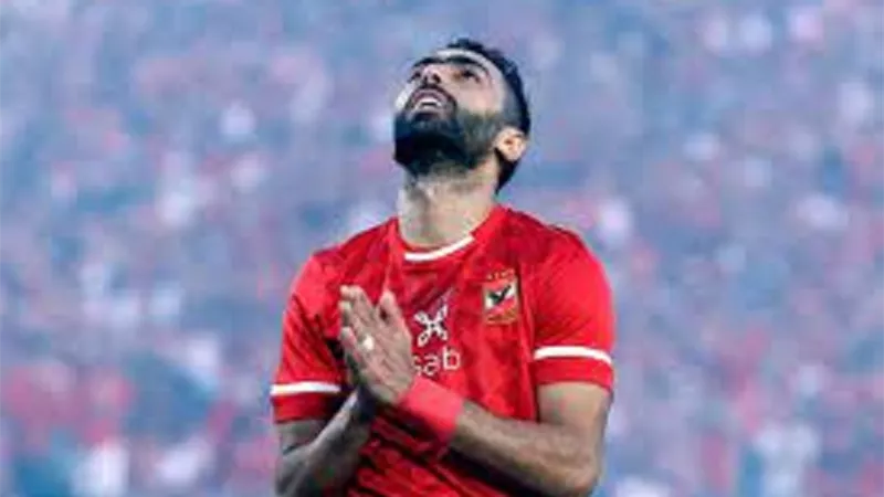 حسين الشحات يحتفل بفوز الاهلى برفقة الفريق