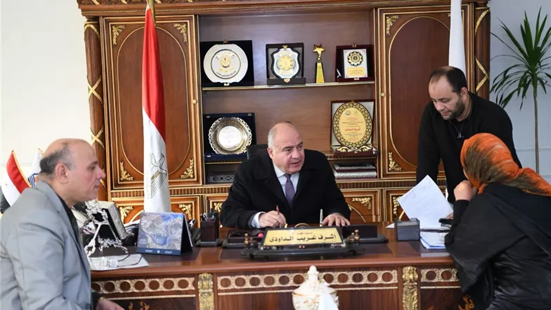 محافظ قنا يواصل استقبال المواطنين بمكتبه لبحث شكاواهم ومطالبهم