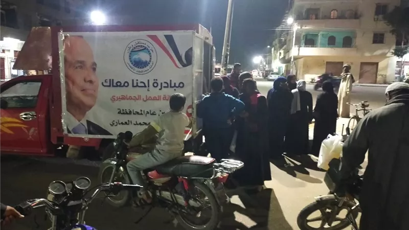 مستقبل وطن الأقصر يواصل تسيير قوافل بيع السلع باسعار مخفضة