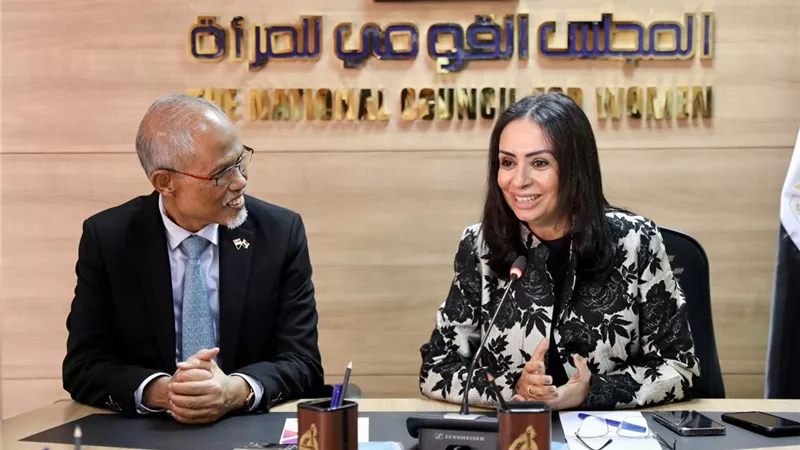 مايا مرسي و وزير سنغافورة للتنمية الإجتماعية يبحثان سبل التعاون