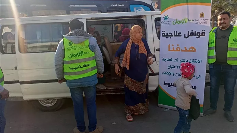 قافلة طبية بـ (4)قرى بأسيوط تفحص المرضى غير القادرين