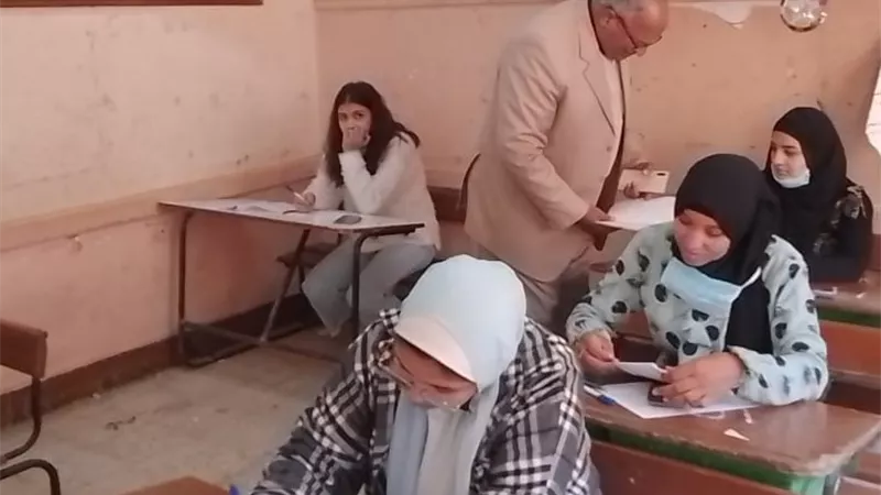محافظ بني سويف يطمئن على انتظام أعمال الامتحانات